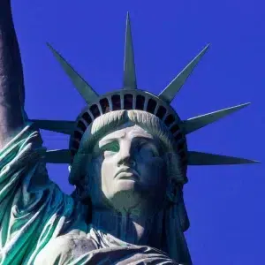 Estudiante explorando nuevos destinos culturales con una agencia de intercambio